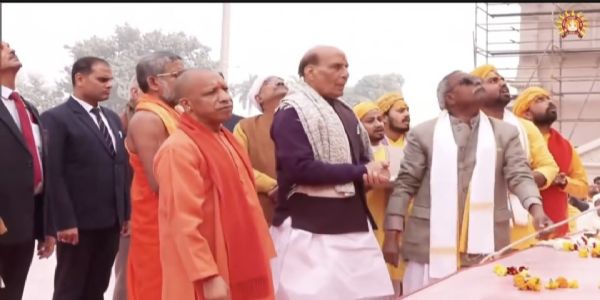 माता अन्नपूर्णा मन्दिरको शिखरमा रक्षा मन्त्री राजनाथ सिंह, मुख्यमन्त्री योगीले गरे ध्वजारोहण