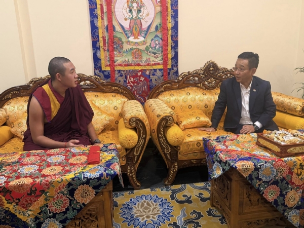 मुख्यमन्त्रीले डामडिममा क्याब्जे बोकर रिम्पोछेसॅंग भेट गरे