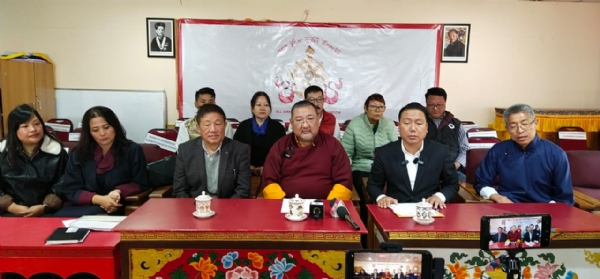 14 र 15 दिसम्बरका दिन रिज पार्कमा राज्यस्तरीय लोसुङ महोत्सव आयोजना गरिने गान्तोक, 7 दिसम्बर (हि.स.)। अल सिक्किम भोटिया एसोसिएशनले आगामी 14 र 15 दिसम्बरका दिन राजधानीको रिज पार्कमा राज्यस्तरीय लोसुङ महोत्सव आयोजना गर्ने भएको छ। यस दुई दिवसीय महोत्सव अवधि भूमि पूजा एवं शिलान्यास कार्यक्रमका साथै पूजा, परम्पागत सामग्रीहरू र खानपानको बिक्री एवं प्रदर्शनी र सांस्कृतिक कार्यक्रम सम्पन्न गरिने छन्। उक्त जानकारी संघका मुख्य सल्लाहकार एवं मन्त्री सोनाम लामाले आज राजधानीमा आयोजित एक पत्रकार सम्मेलनमा दिए। मन्त्री लामाले 2019 मा एसकेएम पार्टीले सरकार गठन गरेपछि सिक्किममा सबै समुदायहरूले आफ्ना चाड-पर्वहरू खुल्लारूपमा मनाउन पाइरहेको बताए। उनले आगामी 14 र 15 दिसम्बरका दिन रिज पार्कमा राज्यस्तरीय लोसुङ महोत्सव आयोजना गरिने बताए। कार्यक्रममा मुख्यमन्त्री प्रेमसिंह तामाङ, सिक्किमका राज कुमार र राज कुमारी एवं क्याब्जे गोञ्जाङ रिम्पोछे विशेष रूपमा उपस्थित रहने पनि उनले अवगत गराए। उनले पहिलो दिन, 14 दिसम्बरका दिन रिज पार्कमा लगाइने स्टलहरूमा परम्परागत सामग्रीहरूको प्रदर्शनीका साथै खानपानहरूको बिक्री गरिने बताए। यसैगरी, 15 दिसम्बरका दिन दिउॅंसो पूजा र एसएनटी परिसरस्थित भोटिया भवन छेउ सिक्किम सरकारले आवण्टित गरेको जमिनमा भवन निर्माणको लागि शिलान्यास कार्यक्रम सम्पन्न गरिने जानकारी गराए। यस अतिरिक्त, सॉंझ सांस्कृतिक कार्यक्रम सम्पन्न गरिने पनि उनले बताए। मन्त्री लामाले सिक्किममा भोटिया, लेप्चा, नेपाली र पुराना व्यापारीहरू नङ-मासु सरह मिलेर बसिरहेको बताए। उनले आगामी दुई दिवसीय लोसुङ महोत्सवमा सबै समुदायका सदस्यहरूलाई उपस्थित भइदिन अनुरोध गरे। 14 र 15 दिसम्बरका दिन रिज पार्कमा राज्यस्तरीय लोसुङ महोत्सव आयोजना गरिने गान्तोक, 7 दिसम्बर (हि.स.)। अल सिक्किम भोटिया एसोसिएशनले आगामी 14 र 15 दिसम्बरका दिन राजधानीको रिज पार्कमा राज्यस्तरीय लोसुङ महोत्सव आयोजना गर्ने भएको छ। यस दुई दिवसीय महोत्सव अवधि भूमि पूजा एवं शिलान्यास कार्यक्रमका साथै पूजा, परम्पागत सामग्रीहरू र खानपानको बिक्री एवं प्रदर्शनी र सांस्कृतिक कार्यक्रम सम्पन्न गरिने छन्। उक्त जानकारी संघका मुख्य सल्लाहकार एवं मन्त्री सोनाम लामाले आज राजधानीमा आयोजित एक पत्रकार सम्मेलनमा दिए। मन्त्री लामाले 2019 मा एसकेएम पार्टीले सरकार गठन गरेपछि सिक्किममा सबै समुदायहरूले आफ्ना चाड-पर्वहरू खुल्लारूपमा मनाउन पाइरहेको बताए। उनले आगामी 14 र 15 दिसम्बरका दिन रिज पार्कमा राज्यस्तरीय लोसुङ महोत्सव आयोजना गरिने बताए। कार्यक्रममा मुख्यमन्त्री प्रेमसिंह तामाङ, सिक्किमका राज कुमार र राज कुमारी एवं क्याब्जे गोञ्जाङ रिम्पोछे विशेष रूपमा उपस्थित रहने पनि उनले अवगत गराए। उनले पहिलो दिन, 14 दिसम्बरका दिन रिज पार्कमा लगाइने स्टलहरूमा परम्परागत सामग्रीहरूको प्रदर्शनीका साथै खानपानहरूको बिक्री गरिने बताए। यसैगरी, 15 दिसम्बरका दिन दिउॅंसो पूजा र एसएनटी परिसरस्थित भोटिया भवन छेउ सिक्किम सरकारले आवण्टित गरेको जमिनमा भवन निर्माणको लागि शिलान्यास कार्यक्रम सम्पन्न गरिने जानकारी गराए। यस अतिरिक्त, सॉंझ सांस्कृतिक कार्यक्रम सम्पन्न गरिने पनि उनले बताए। मन्त्री लामाले सिक्किममा भोटिया, लेप्चा, नेपाली र पुराना व्यापारीहरू नङ-मासु सरह मिलेर बसिरहेको बताए। उनले आगामी दुई दिवसीय लोसुङ महोत्सवमा सबै समुदायका सदस्यहरूलाई उपस्थित भइदिन अनुरोध गरे।