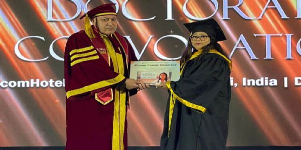 मुण्डाहट्टा बस्ती निवासी शारदा गुरुङ अमेरिकाबाट मानार्थ पीएचडी सम्मानद्वारा सम्मानित