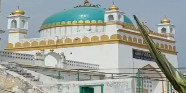 उप्रको सम्भलमा मजदूरहरूको साथमा विवादित शाही जामा मस्जिद पुग्यो एएसआईको टीम