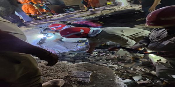 दिल्लीमा चार तले भवन ध्वस्त, चार जनाको मृत्यु