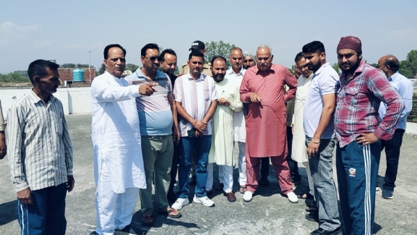 पूर्व मन्त्री र विधायकले पाकिस्तानी गोलाबारीबाट भएको क्षतिको निरीक्षण गरे