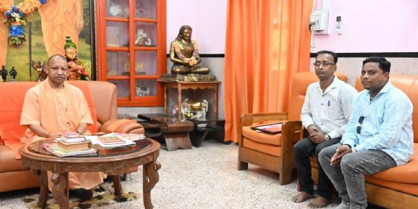 मुख्यमन्त्री योगी आदित्यनाथसॅंग शिष्टाचार भेट