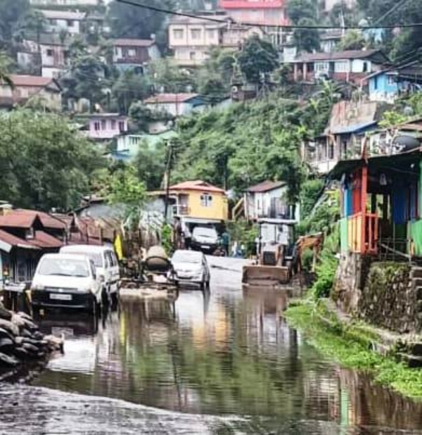 तीनधारेको 17 माइल क्षेत्रको सडकमा पानी जमेर समस्या उत्पन्न