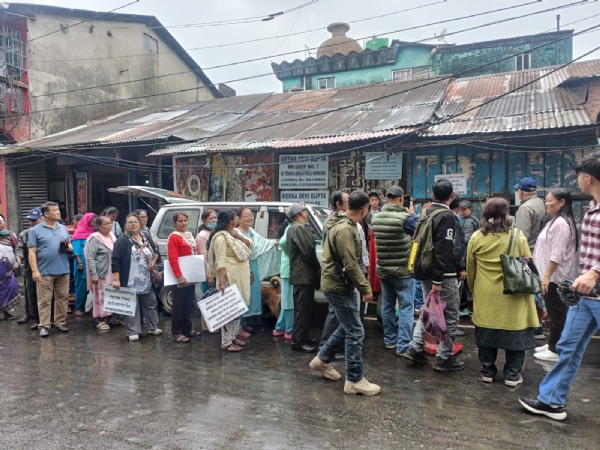 खरसाङ नगरपालिकाको अवकाशप्राप्त कर्मचारीहरुद्वारा पोस्टरिङ