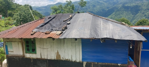अम्बटे चियाबारीको बसेरी गाउँका जीर्णावस्थामा रहेका घरहरुलाई सहयोग प्रदान