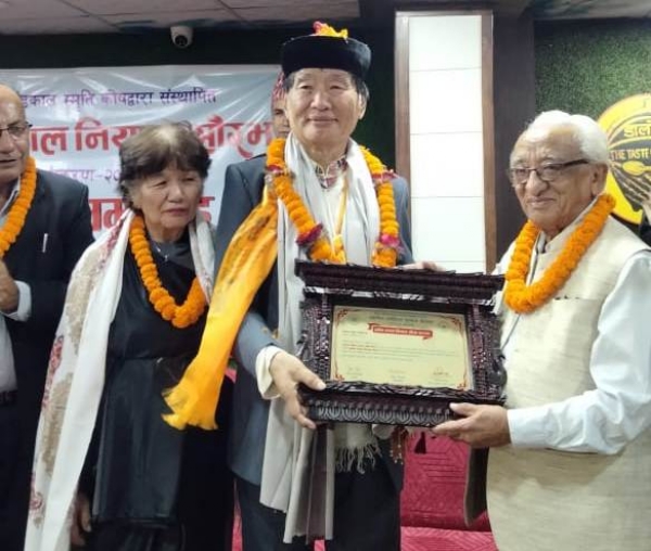 साहित्यकार एवं नियात्राकार सलोन कार्थकलाई काठमाडौंमा प्रदिक ढकाल नियात्रा सौरभ पुरस्कार 2082 प्रदान