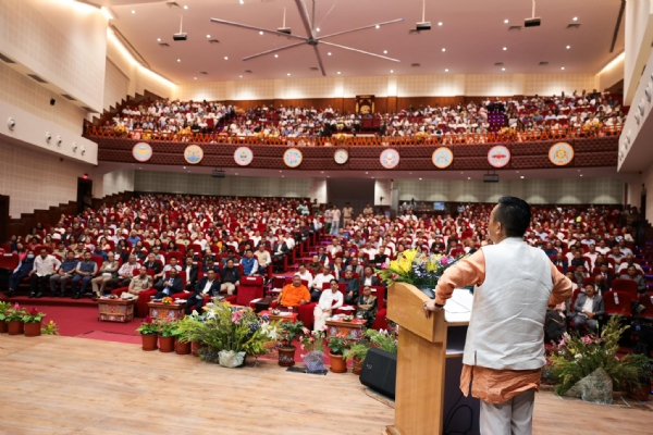 कर्मचारीहरू अहंकार वा पूर्वाग्रहबाट मुक्त भएर इमानदारीपूर्वक सेवा गर्नुपर्छ: मुख्यमन्त्री