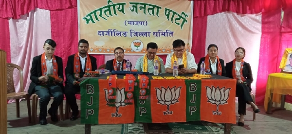 खरसाङ क्षेत्रका वरिष्ठ अधिवक्ता रमेश अग्रवालसहित उनको टोली भारतीय जनता पार्टीमा सामेल