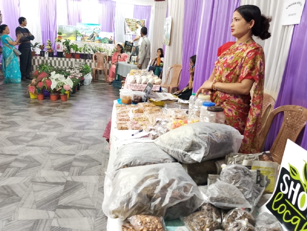 खरसाङ क्षेत्रका स्थानीय उद्यमीहरुद्वारा तयार चीजबीजहरुको प्रदर्शनी तथा बिक्री
