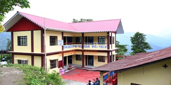सिटोङको रोलक प्राथमिक पाठशालाको नवनिर्मित भवनको अनित थापाद्वारा उद्घाटन