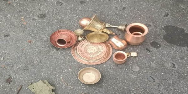खरसाङको अप्पर डुमारामस्थित देवी मन्दिरमा चोरी गरिरहेको अवस्थामा एक पक्राउ