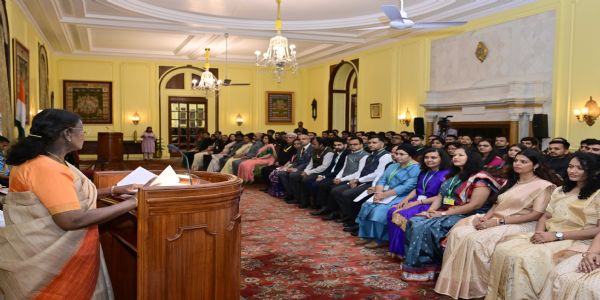 राष्ट्रपति द्रौपदी मुर्मूको साथ प्रशिक्षु अधिकारीहरूको शिष्टाचार भेट
