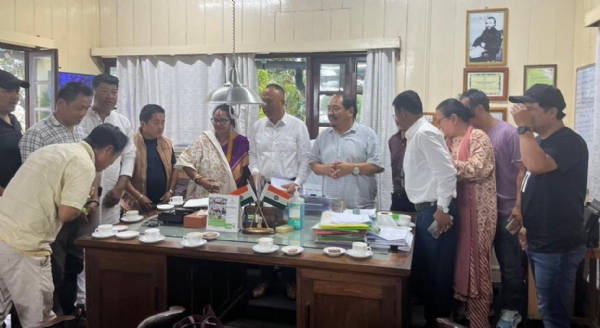 सिन्कोना बगान श्रमिकहरूको समस्याहरुलाई लिएर तृणमूल कांग्रेसद्वारा सिन्कोना निर्देशकलाई ज्ञापन