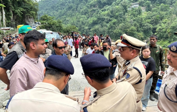 डीजीपी सचदेवले लाचुङमा फसेका पर्यटकहरूलाई फिदाङमा स्वागत जनाए