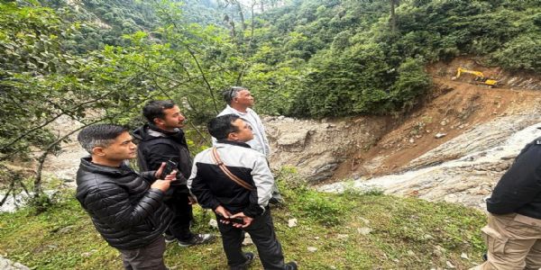 चुङथाङका महकुमा अधिकारीले गरे पैह्रौ प्रभावित क्षेत्रको क्षति आकलन