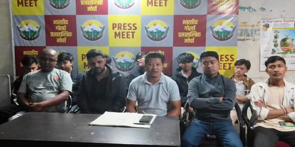 नेपाली भाषालाई पनि वैकल्पिक भाषाको रुपमा समावेश गरिएकोमा विद्यार्थी महासंघ खरसाङ महकुमा समितिद्वारा धन्यवाद प्रकट