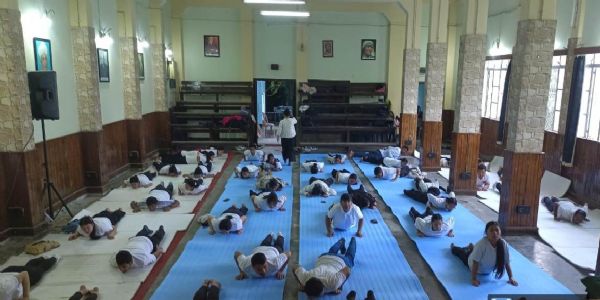 दार्जिलिङको साउथफिल्ड कलेजमा विश्व योग दिवस पालन