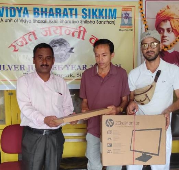 विद्या भारती सिक्किमद्वारा देवका सरस्वती शिशु मन्दिरलाई कम्प्यूटर प्रदान विद्या भारती सिक्किमद्वारा देवका सरस्वती शिशु मन्दिरलाई कम्प्यूटर प्रदान