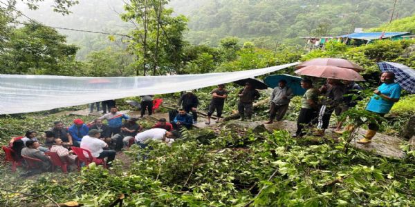 सभासद शेर्पाले गोथल्स साइडिङमा सार्वजनिक भवन निर्माणको निम्ति शिलान्यास गरे
