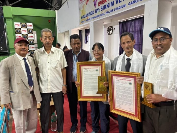 सिक्किमका भेटरन टे​बल टेनिस खेलाडीहरू प्रेमज्योति लामा र उदय कुमार प्रधान सम्मानित