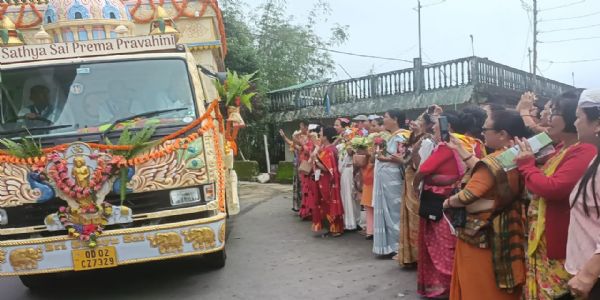 भगवान् श्री सत्य साई बाबाको दिव्य रथ यात्रा महानदी-तीनधारे क्षेत्रमा, भक्तजनले गरे दर्शन