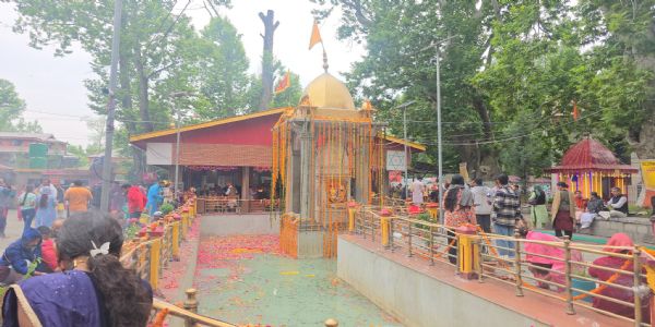 देशका विभिन्न हिस्साहरूबाट हजारौंको संख्यामा कश्मीरी पण्डित माता खीर भवानीको मन्दिर पुगे