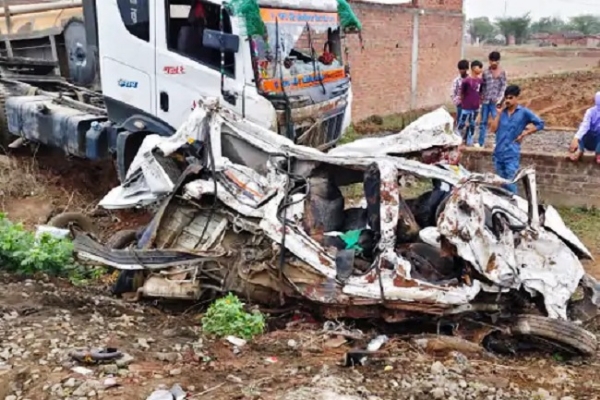 मध्य प्रदेशको झाबुआमा सिमेन्टले भरिएको ट्रली भ्यानमा पल्टियो