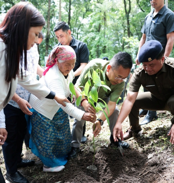 मुख्यमन्त्रीले आफ्नी आमाको नाममा बिरुवा रोपे