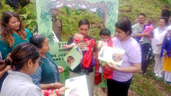 नवजात शिशुको नाममा 108 वटा बिरुवा रोप्ने अभिभावकहरूलाई प्रमाणपत्र प्रदान