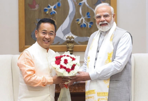 मुख्यमन्त्री प्रेमसिंह तामाङ र प्रधानमन्त्री नरेन्द्र मोदी। फाइल फोटो।