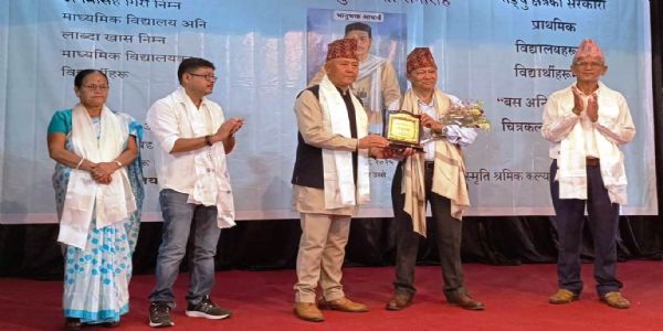 साहित्यकार सुरेन्द्र थीङलाई विकास गोतामे स्मृति पुरुस्कार प्रदान