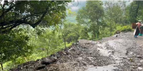 महानदीदेखि सिविटार जाने रोडमा गएको पैह्रोले यातायात प्रभावित