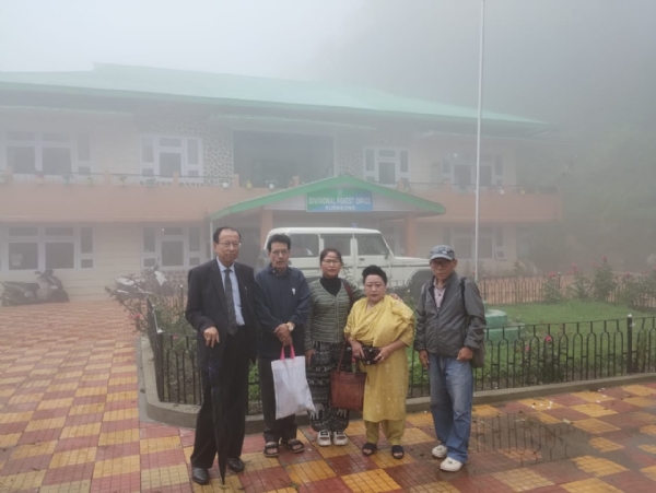 खरसाङ बजारमा बाँदरको समस्या समाधानको लागि डीएफओलाई ज्ञापन