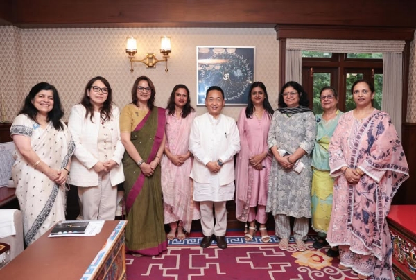 अन्तर विद्यालय शैक्षिक प्रतियोगिताका आयोजकहरूले मुख्यमन्त्रीसॅंग गरे भेट