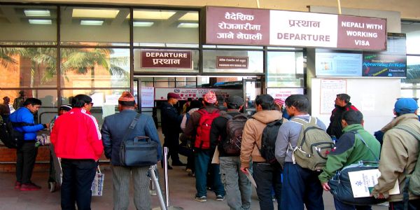 नेपालबाट प्रतिदिन 2300 युवाहरूको विदेश पलायन