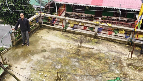 अप्पर टुंगमा घरको छतबाट थ्री फेसको बिजुलीको‌ तार लगिएकोले खतरा