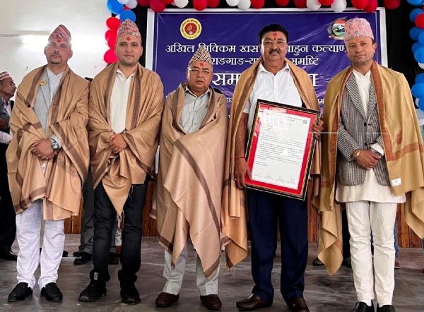 समाजमा योगदान पुर्‍याउने विशिष्ट व्यक्तित्वहरू सम्मानित