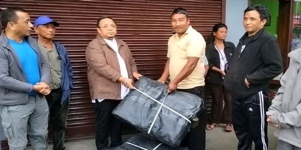विधायक निरज जिम्बाद्वारा आपतकालीन सहयोगको निम्ति तारपोलिन वितरण