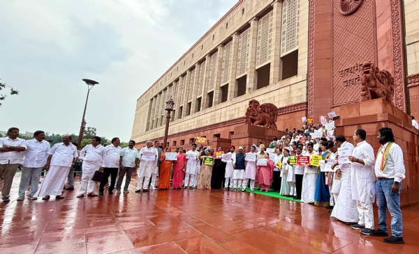 विपक्षद्वारा एसआईआर विरुद्ध संसद परिसरमा प्रदर्शन