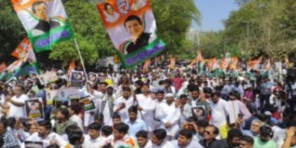 जम्मू-कश्मीरलाई पूर्ण राज्यको दर्जा दिलाउने माग लिएर कांग्रेसको दिल्लीमा प्रदर्शन