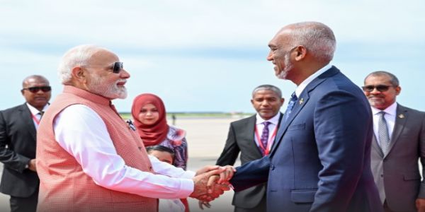 मालदीव पुगे प्रधानमन्त्री मोदी, राष्ट्रपति मोइज्जूले एयरपोर्टमा गरे सौहार्दपूर्ण स्वागत