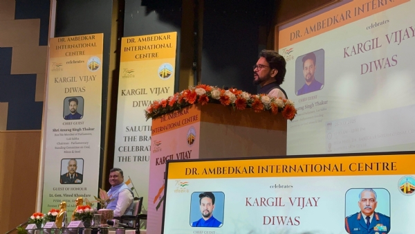 कारगिल विजय दिवसको अवसरमा डा अम्बेडकर इन्टरनेशनल सेन्टरमा एक भव्य समारोहमा पूर्व के​न्द्रिय मन्त्री एवं सांसद अनुराग ठाकुर।