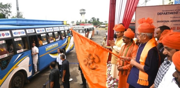 श्रद्धालुहरूको पहिलो समूहलाई प्रस्थान गराउॅंदै उपराज्यपाल मनोज सिन्हा।