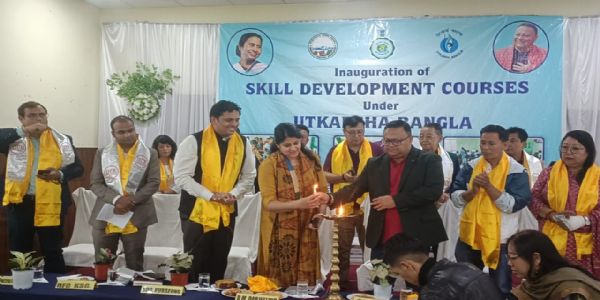 जिल्ला शासक र जीटीए प्रमुखको उपस्थितिमा खरसाङमा कौशल विकासका तीनवटा नयाँ तालिमहरुको उद्घाटन