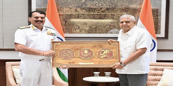 नौसेना प्रमुखले उपराष्ट्रपतिलाई भेट गरे छत्रपति शिवाजी महाराजको 