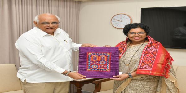राष्ट्रिय महिला आय़ोगकी अध्यक्ष विजया रहाटकरले गुजरात सीएमसित भेट गरिन्