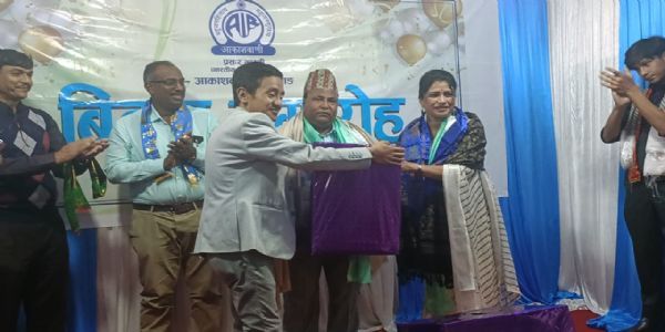 आकाशवाणी खरसाङमा अवकाशप्राप्त कर्मचारी एवं वरिष्ठ तबला वादक विकाससिंह लोहारलाई सम्मानसहित बिदाई