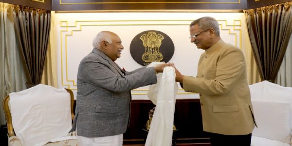 मुख्य न्यायाधीश न्यायमूर्ति सोमाद्दरले राज्यपालसॅंग शिष्टाचार भेट गरे